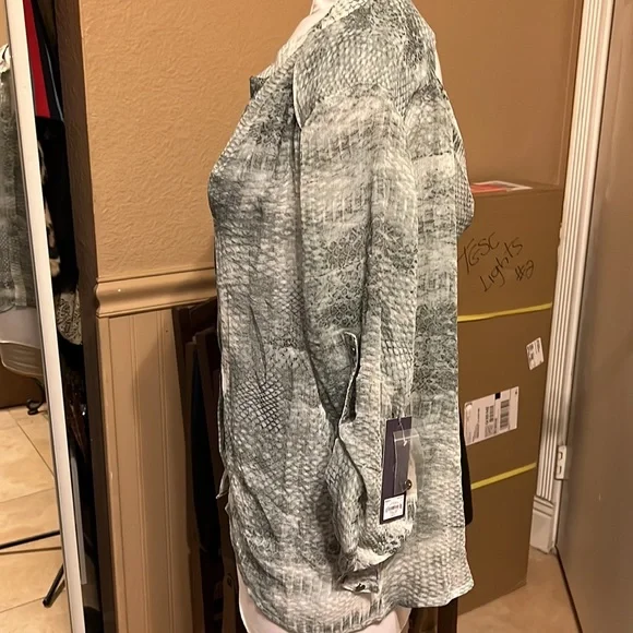 Jennifer Lopez snake print blouse - Picture 4 of 6